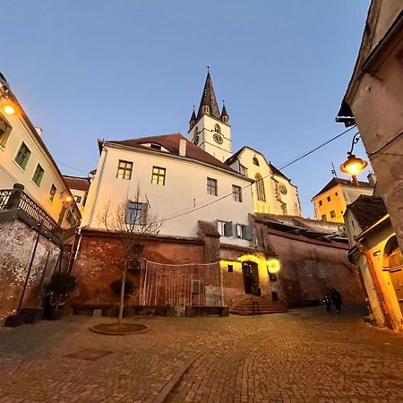 Ultracentral Medieval Apartment Sibiu Bagian luar foto