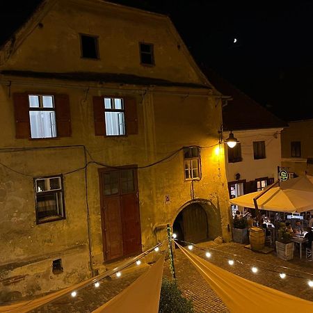 Ultracentral Medieval Apartment Sibiu Bagian luar foto