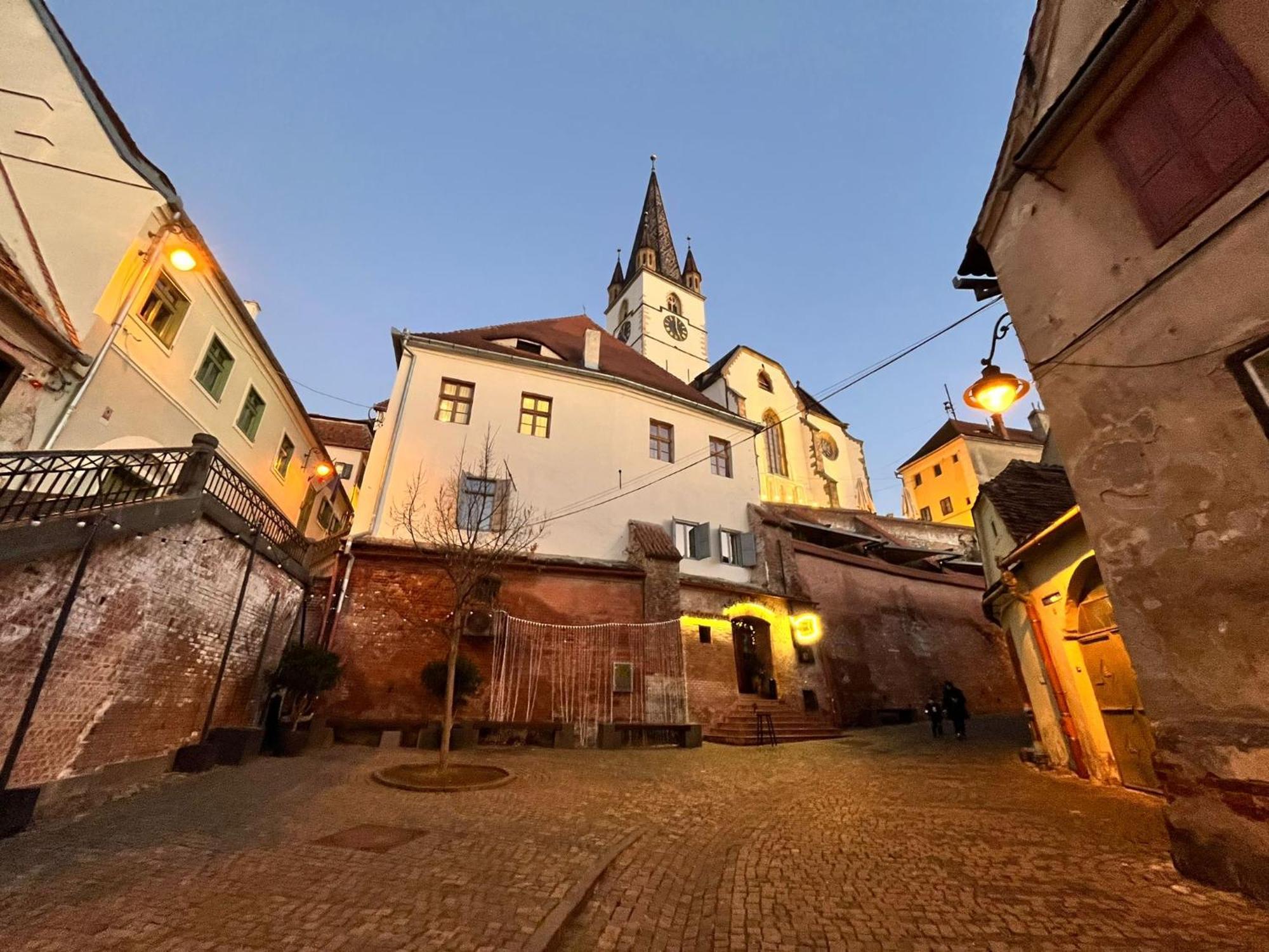 Ultracentral Medieval Apartment Sibiu Bagian luar foto