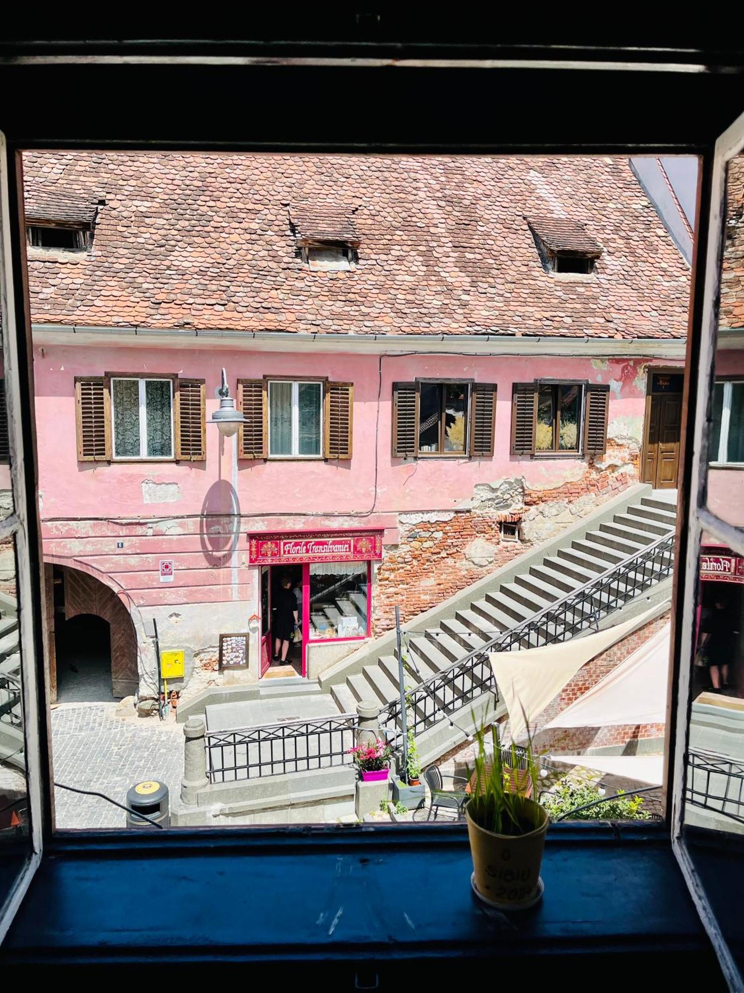 Ultracentral Medieval Apartment Sibiu Bagian luar foto