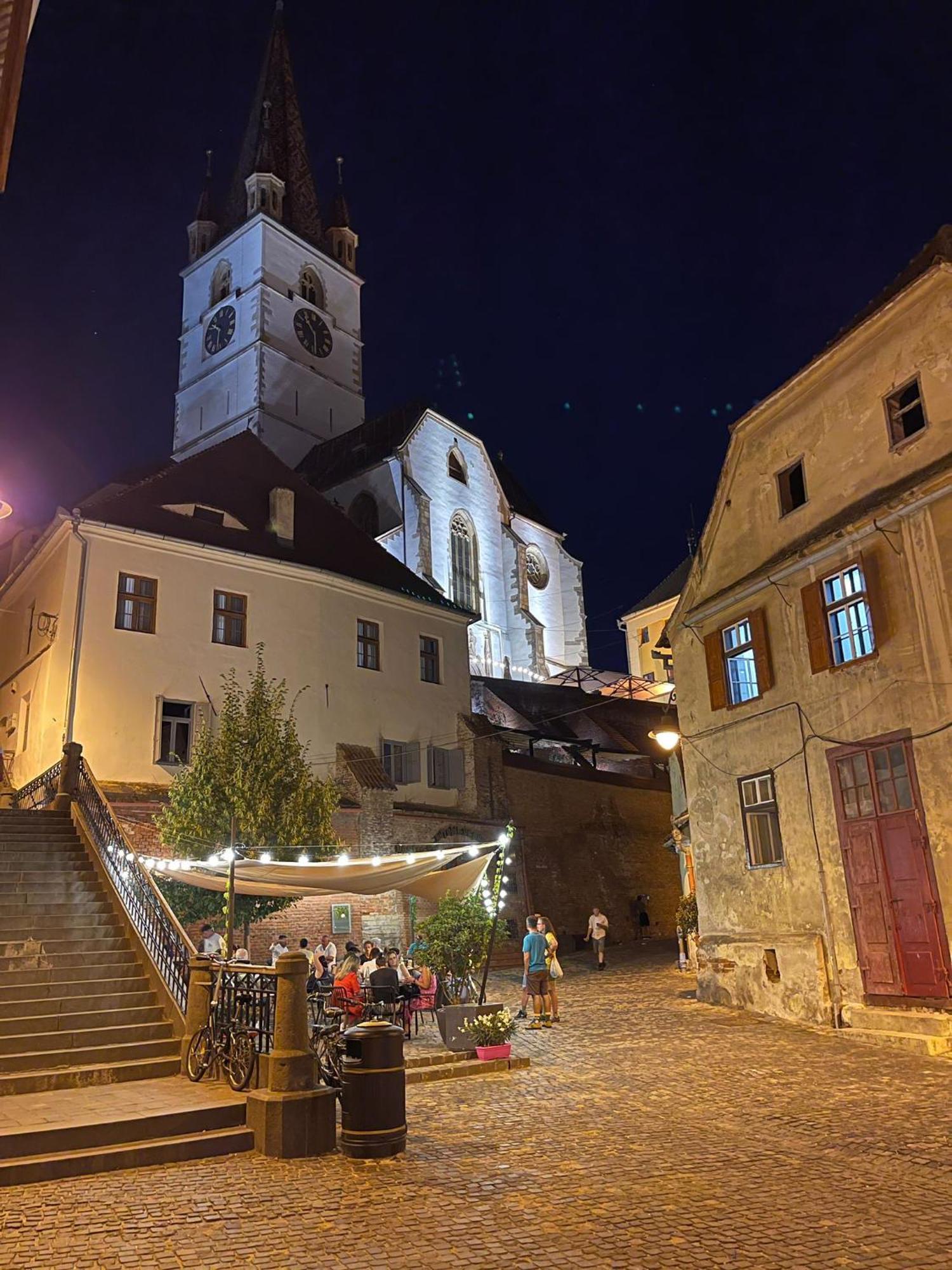 Ultracentral Medieval Apartment Sibiu Bagian luar foto
