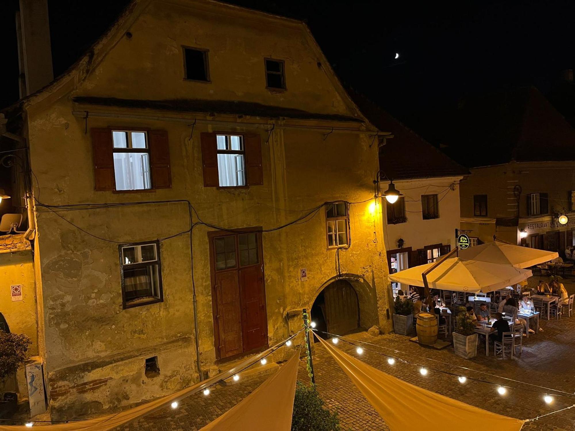 Ultracentral Medieval Apartment Sibiu Bagian luar foto