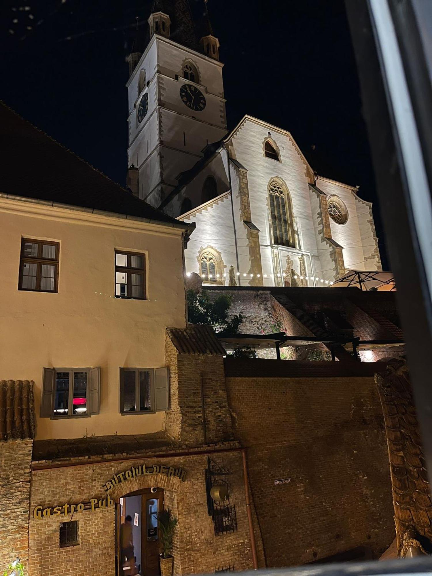 Ultracentral Medieval Apartment Sibiu Bagian luar foto