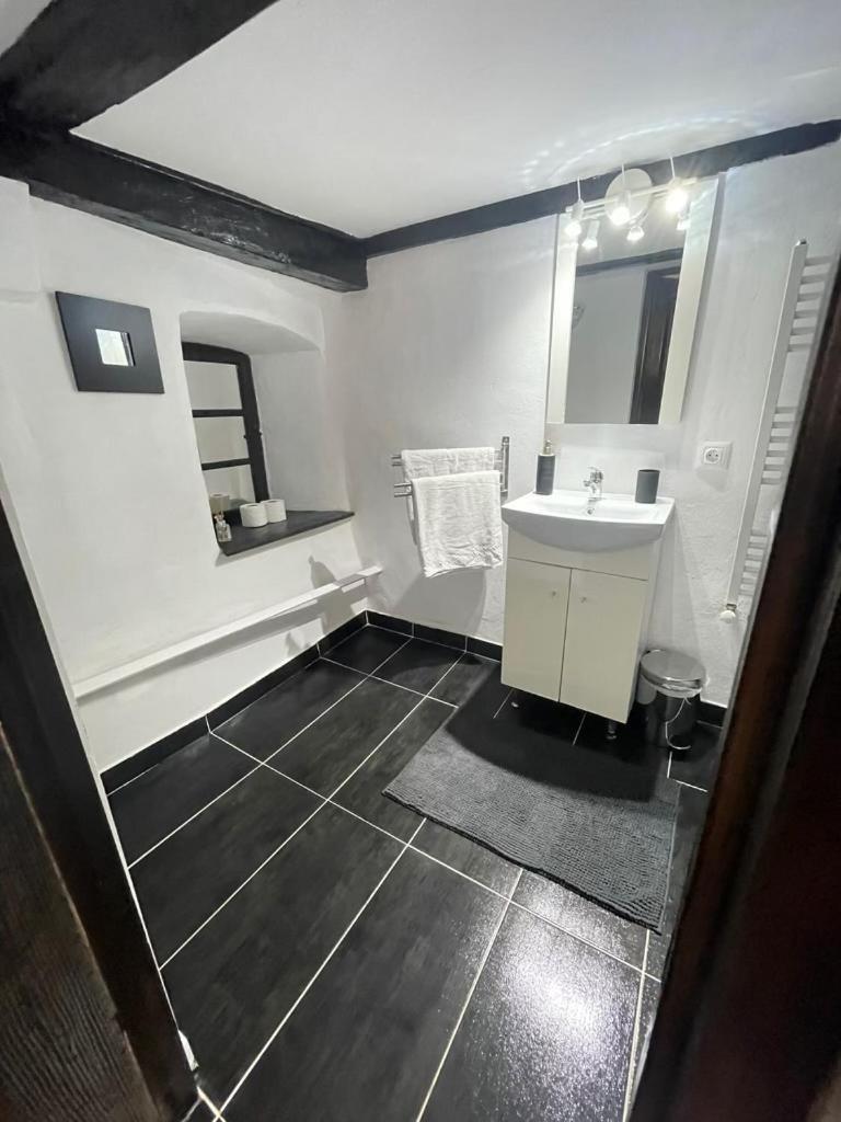 Ultracentral Medieval Apartment Sibiu Bagian luar foto